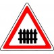 Passage à niveau muni de barrières à fonctionnement manuel lors du passage des trains